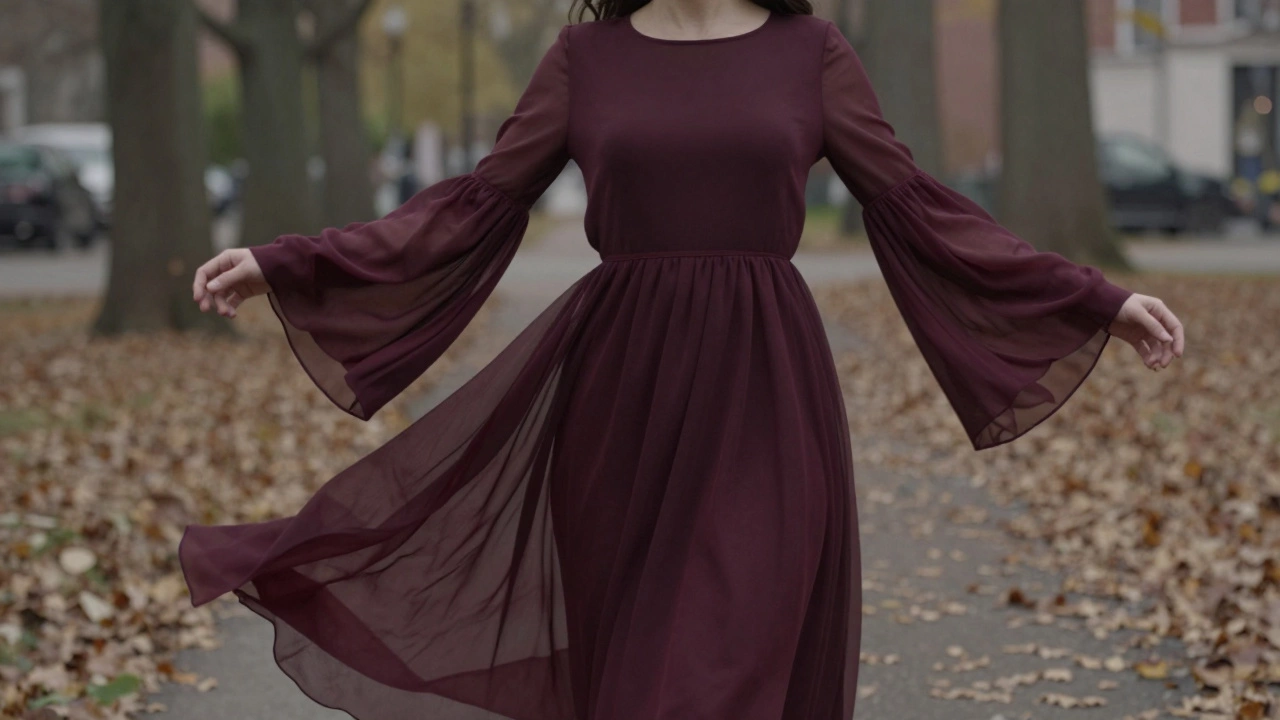 Модель в платье с длинными рукавами-колоколом из полупрозрачной ткани